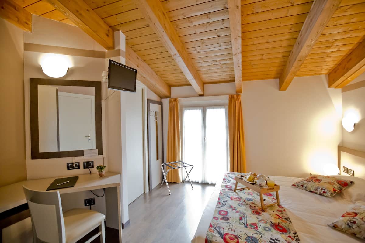 1 bedroom, down duvets, minibar, in-room safe