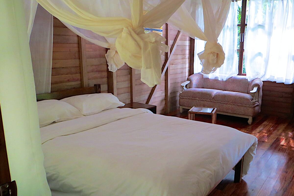 Superior-bungalow ( for 2 people) | Ylelliset vuodevaatteet, pillowtop-patjalliset sängyt