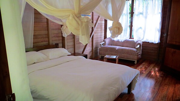 Bungalow Superior ( for 2 people) | Bộ đồ giường cao cấp, nệm có lớp đệm bông, trang trí khác biệt 