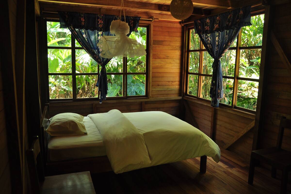 Bungalow Tiêu chuẩn, 2 phòng ngủ (For 5 People) | Bộ đồ giường cao cấp, nệm có lớp đệm bông, trang trí khác biệt 