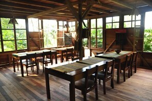 Phục vụ bữa sáng, bữa trưa và bữa tối