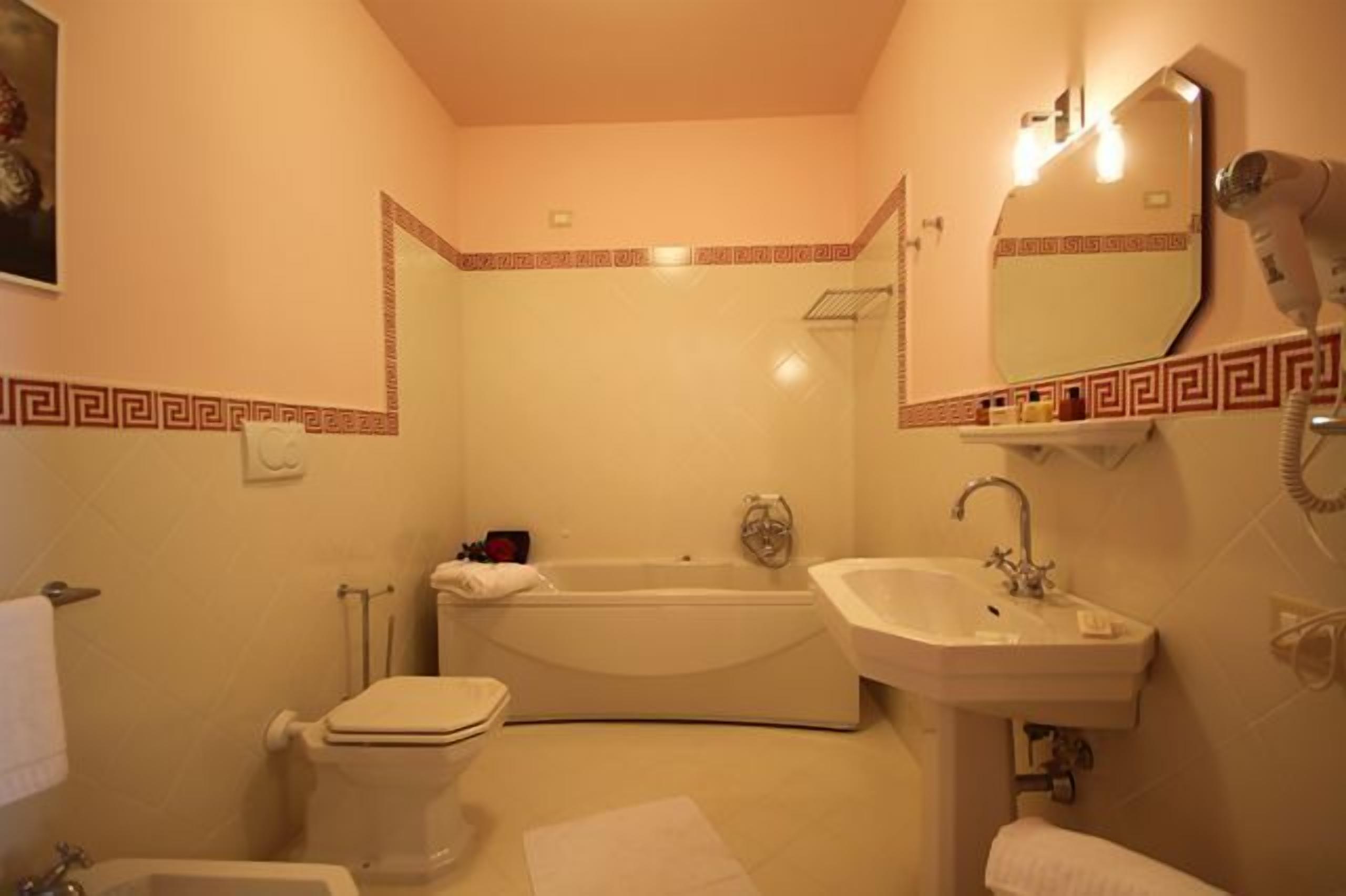suite, 1 double bed | bathroom | jetted bath, hydromassage showerhead, designer toiletries, hair dryer
