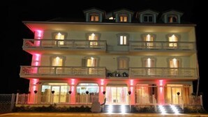 A multi-story hotel with balconies and illuminated windows. - Palace Hotel Una Nuova Strada (Nocera Terinese)