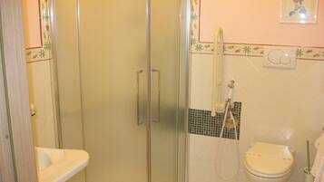 Whirlpool, Hydromassagedusche, Designer-Toilettenartikel, Haartrockner