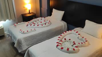Quarto casal standard | 1 quarto, frigobar, cofres nos quartos, Wi-Fi de cortesia
