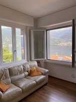 Classic Condo, Lake View | Living area | TV