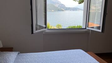 Habitación doble, vista al lago | Edredón, espacio para trabajar con laptop y cortinas blackout