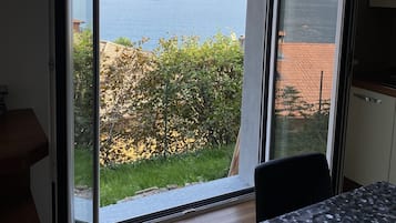 Condo clásico, vista al lago | Cocina privada | Refrigerador con congelador, microondas, horno y parrilla de estufa