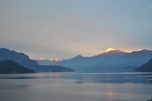 Habitación doble, vistas al lago | Edredones de plumas y espacio para trabajar con un portátil