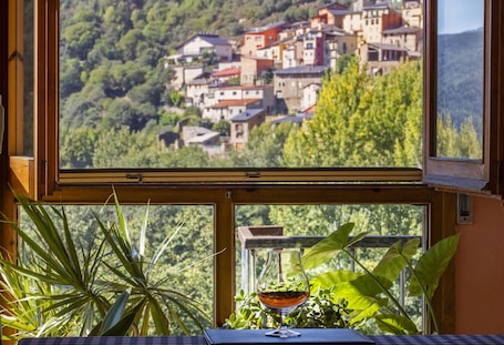 Se sirven desayunos y almuerzos, restaurante con mesas al aire libre