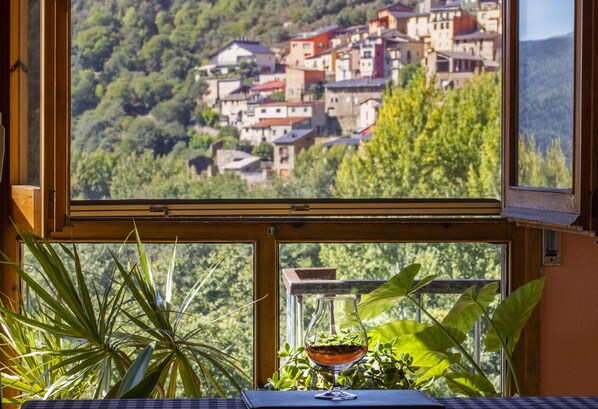 Serviço de café da manhã, almoço, jantar; restaurante ao ar livre
