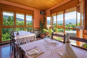 Breakfast, lunch, dinner served; al fresco dining 