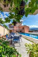 Una piscina al aire libre de temporada