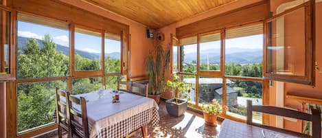 Petit déjeuner et déjeuner servis sur place, restauration en plein air