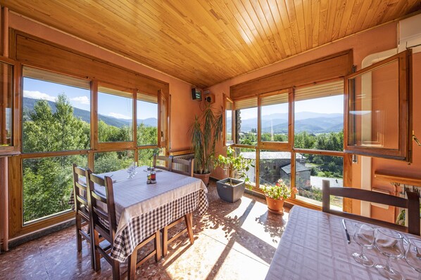 Breakfast, lunch, dinner served; alfresco dining