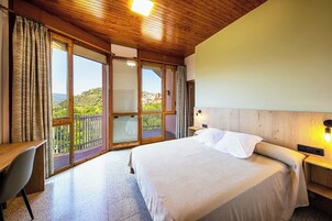Habitación romántica, vistas a la montaña | Escritorio, cortinas opacas, wifi gratis y ropa de cama