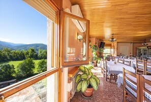 Se sirven desayunos, almuerzos y cenas (con mesas al aire libre) 