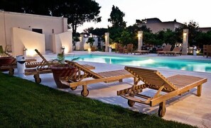 Seasonal outdoor pool, open 8:00 AM to 8:00 PM, pool umbrellas - Masseria Li Campi (Cavallino)