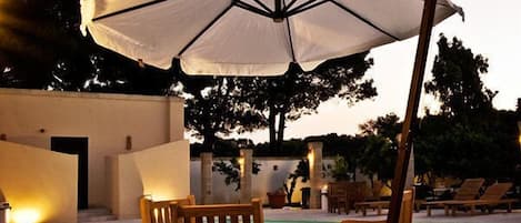 Piscine extérieure (ouverte en saison), parasols de plage