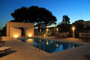 Piscina a l'aire lliure de temporada (horari: 08:00-20:00) i para-sols