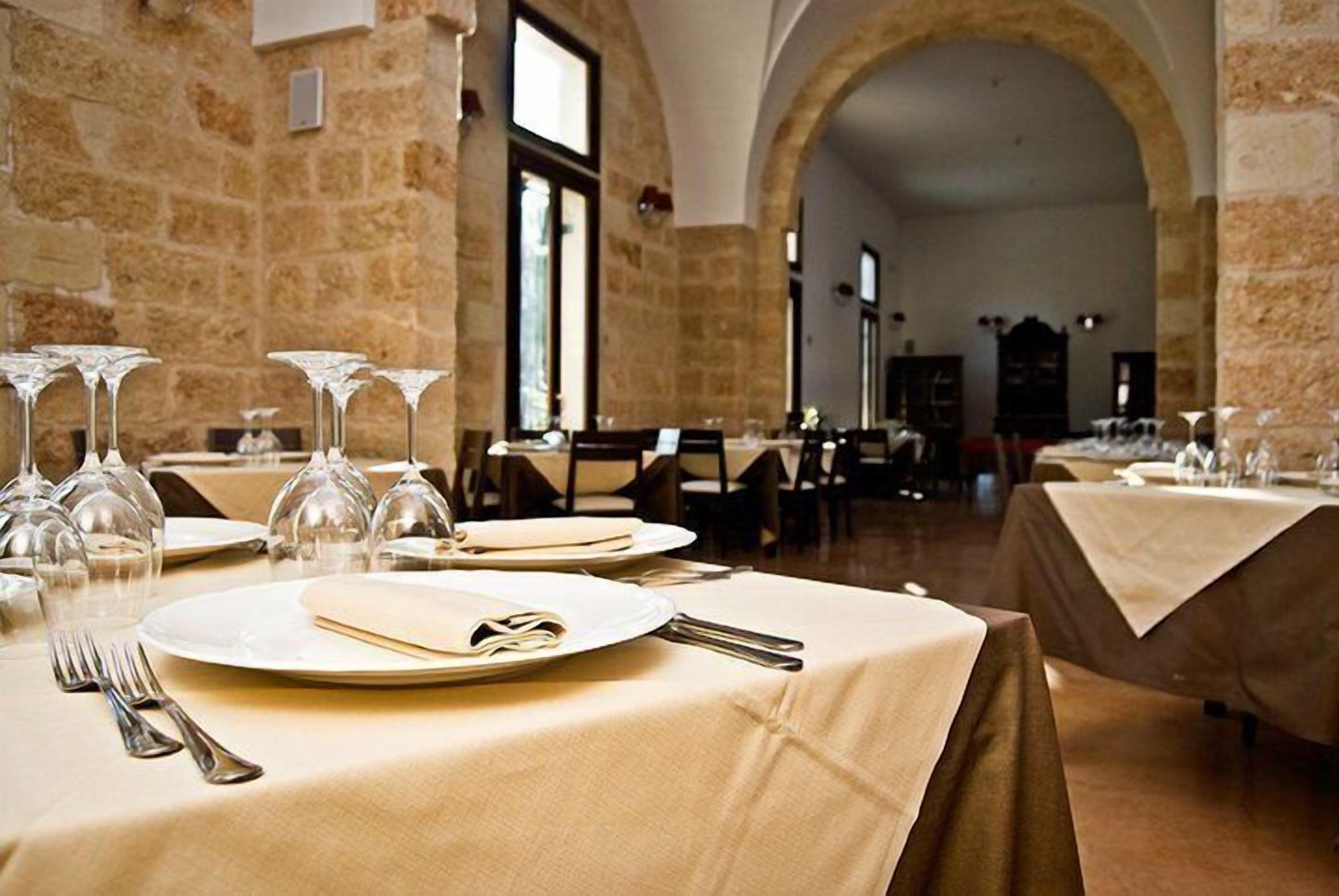 Breakfast, lunch, dinner served; Regional cuisine, alfresco dining 