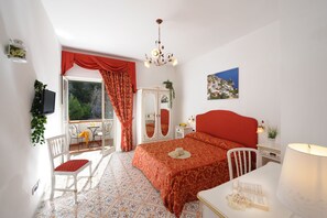 Dobbeltrom, balkong, sjøutsikt | Dundyner, minibar, skrivebord og skrivebord for bærbar PC