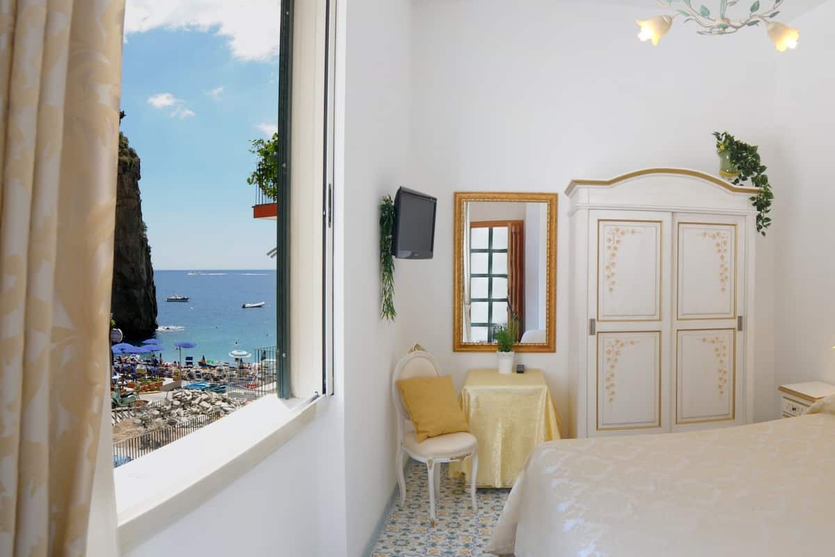 Cubrecamas, minibar, escritorio y espacio para trabajar con laptop