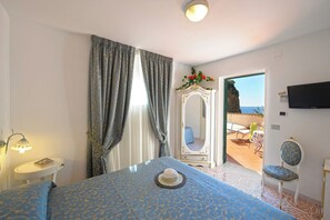 Double Room, 1 Double Bed, Terrace (no balcony) | Down comforters, minibar, desk, laptop workspace - La Conchiglia (Furore)