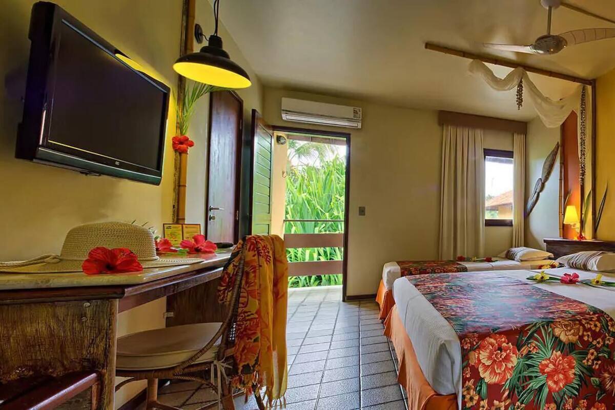 Minibar, in-room safe, blackout drapes, WiFi (free)