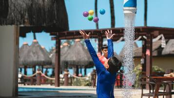 5 Außenpools, Sonnenschirme, Liegestühle