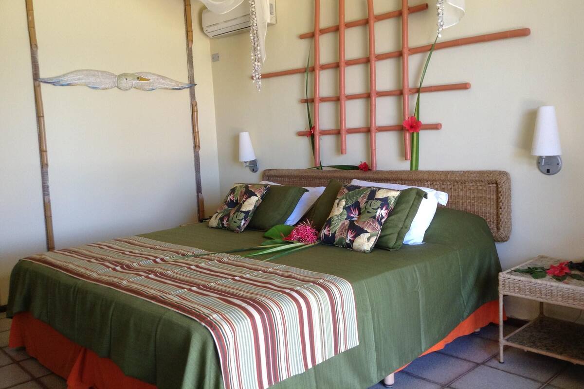 Minibar, in-room safe, blackout drapes, WiFi (free)
