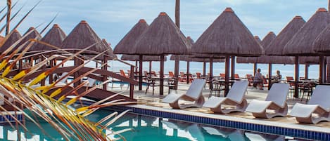 5 piscines extérieures, parasols de plage, chaises longues