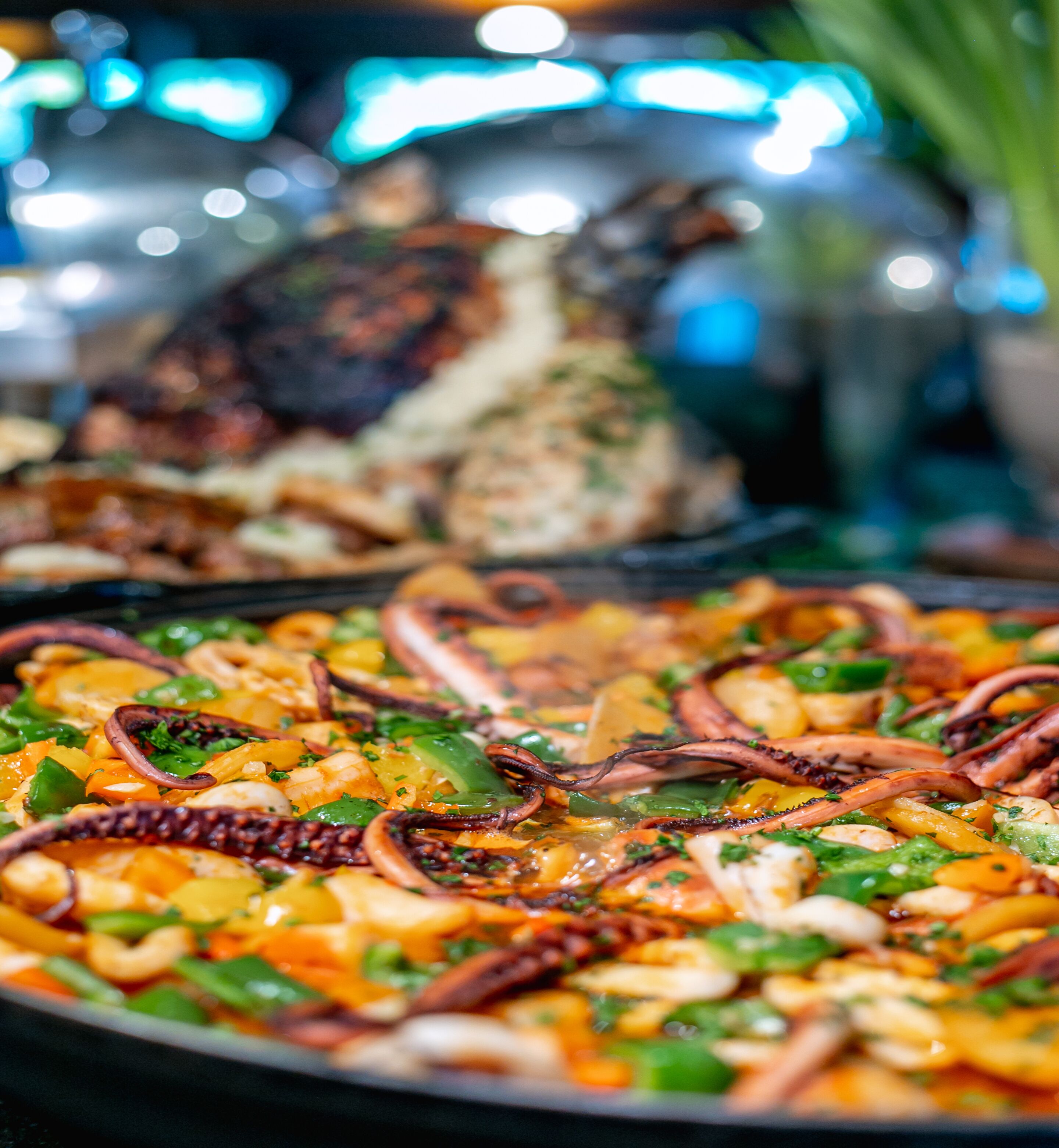 Un buffet proposant une variété de plats, notamment des fruits de mer et des légumes.