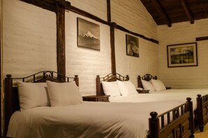 Kolmen hengen standard-huone | Ylelliset vuodevaatteet, untuvapeitot, tallelokero huoneessa