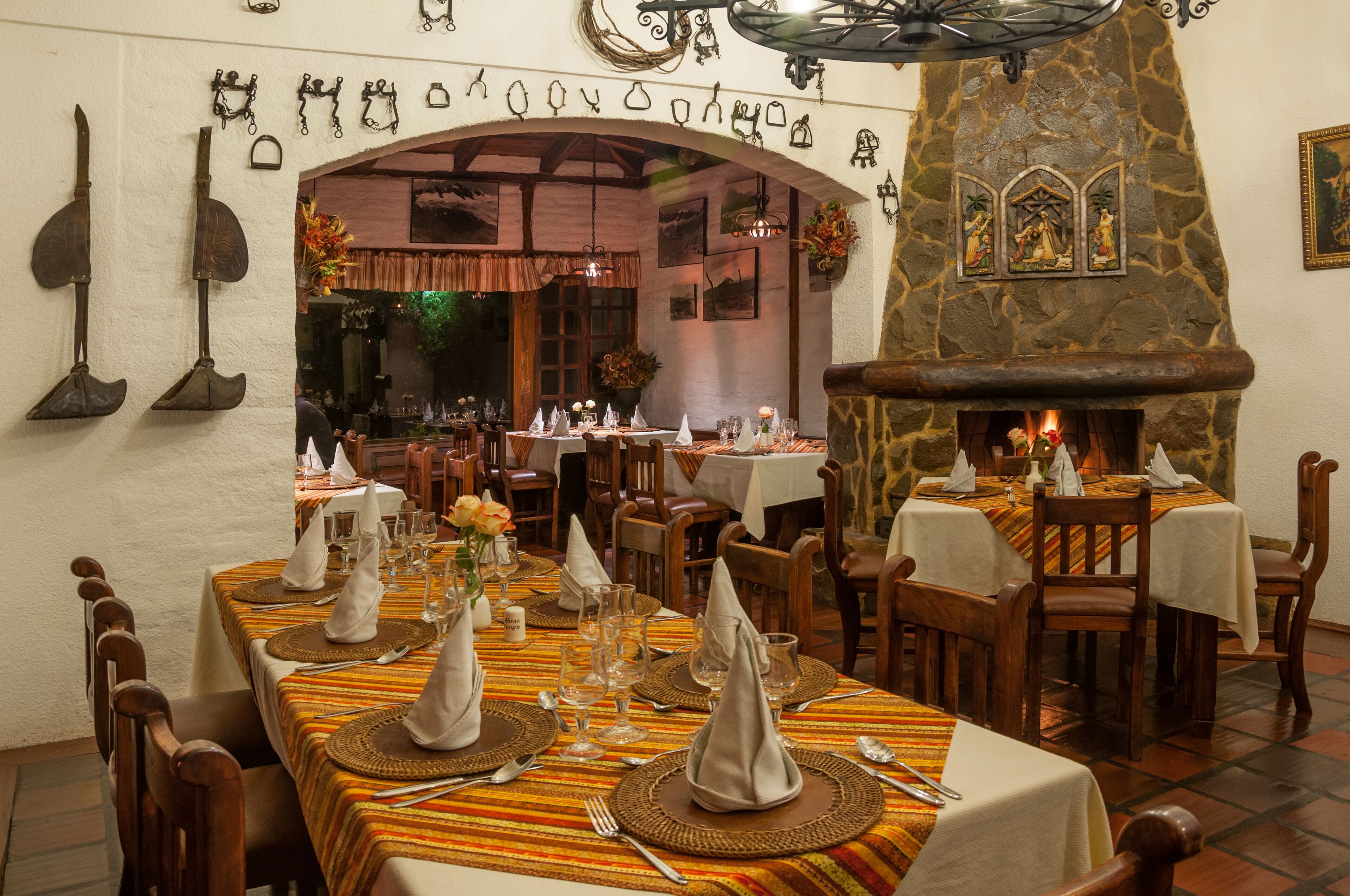 供应早餐、午餐和晚餐，室外就餐