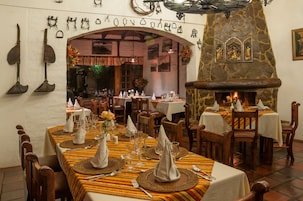 Se sirven desayunos y almuerzos, restaurante con mesas al aire libre