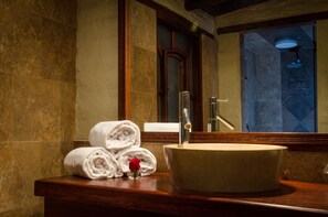 Suihku, sadesuihkupää, ilmaiset hygieniatuotteet, hiustenkuivaaja