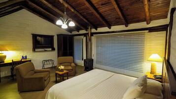 Superior Double Room | Peralatan tempat tidur premium, gebar bulu kapas, peti besi dalam bilik