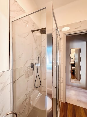 Chambre quadruple, 2 chambres | Salle de bain | Douche, articles de toilette (gratuits), séchoir à cheveux, bidet