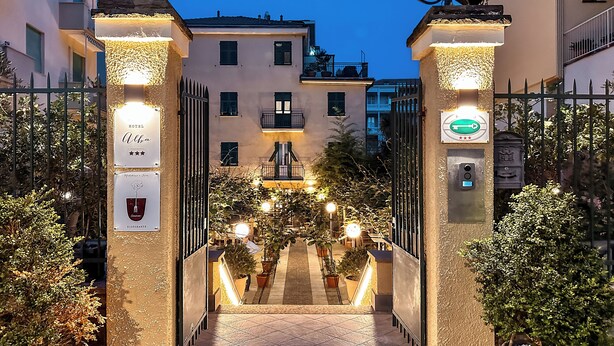A hotel entrance with a sign reading "HOTEL ALBA" and a restaurant sign below it. - Hotel Alba (Lavagna)