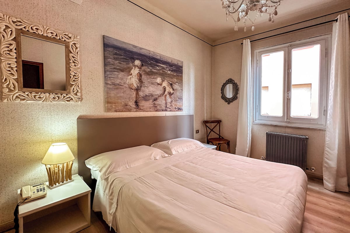 Vierpersoonskamer, 2 slaapkamers | 1 slaapkamer, luxe beddengoed, donzen dekbedden, een minibar