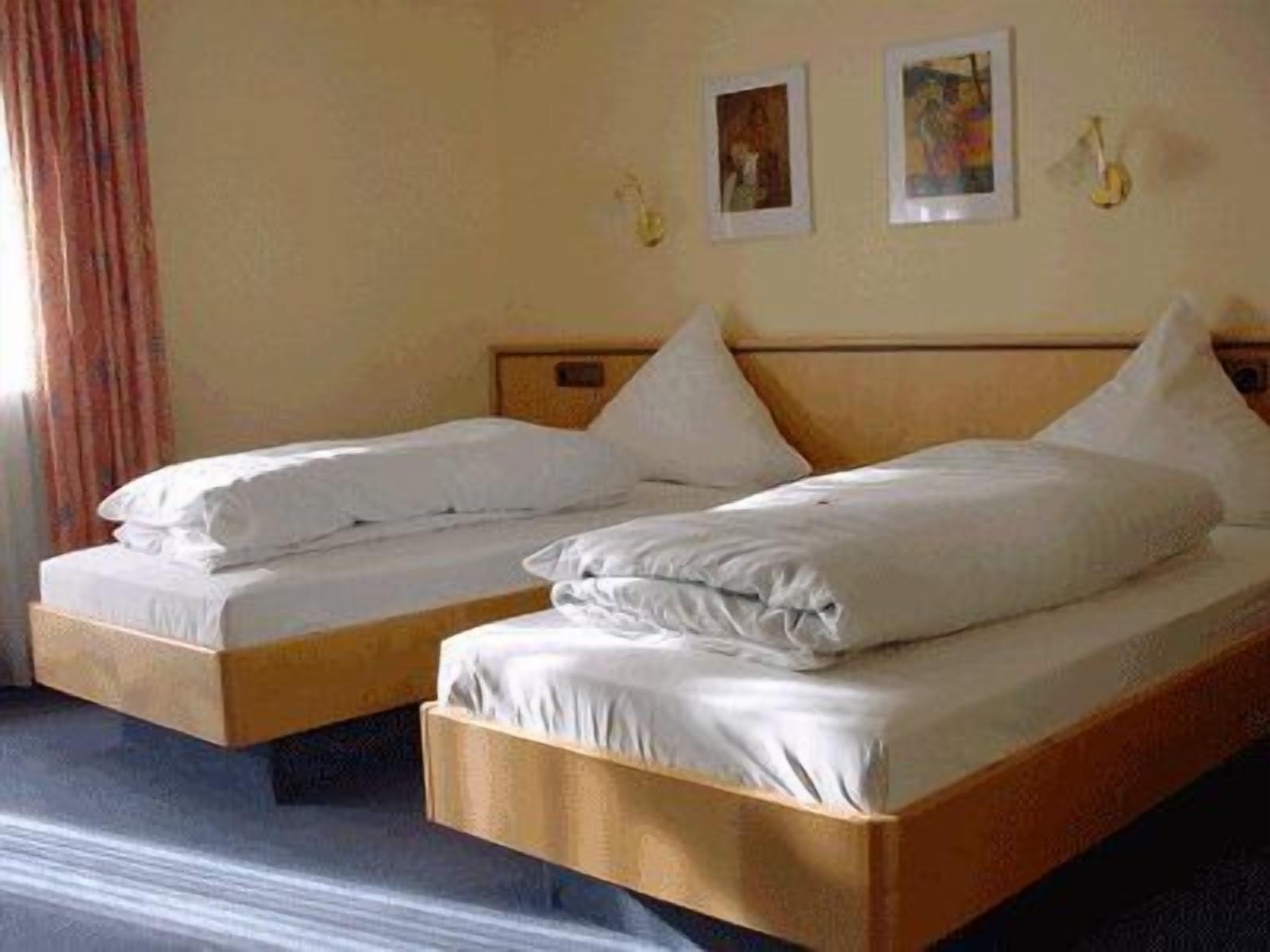 hypo-allergenic bedding, minibar, in-room safe, desk