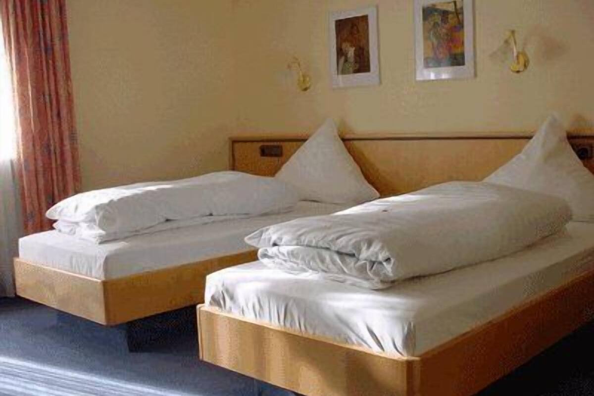 hypo-allergenic bedding, minibar, in-room safe, desk