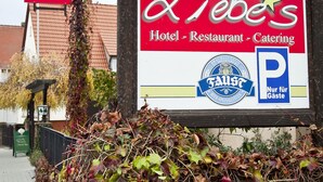A sign for 'bei Liebe's Hotel - Restaurant - Catering' with a parking symbol.