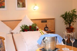 Hypo-allergenic bedding, minibar, in-room safe, desk