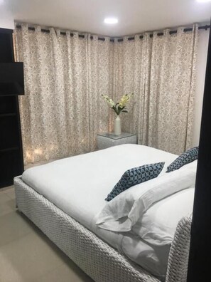 Habitación estándar | Colchones Select Comfort, minibar, caja fuerte y cortinas opacas
