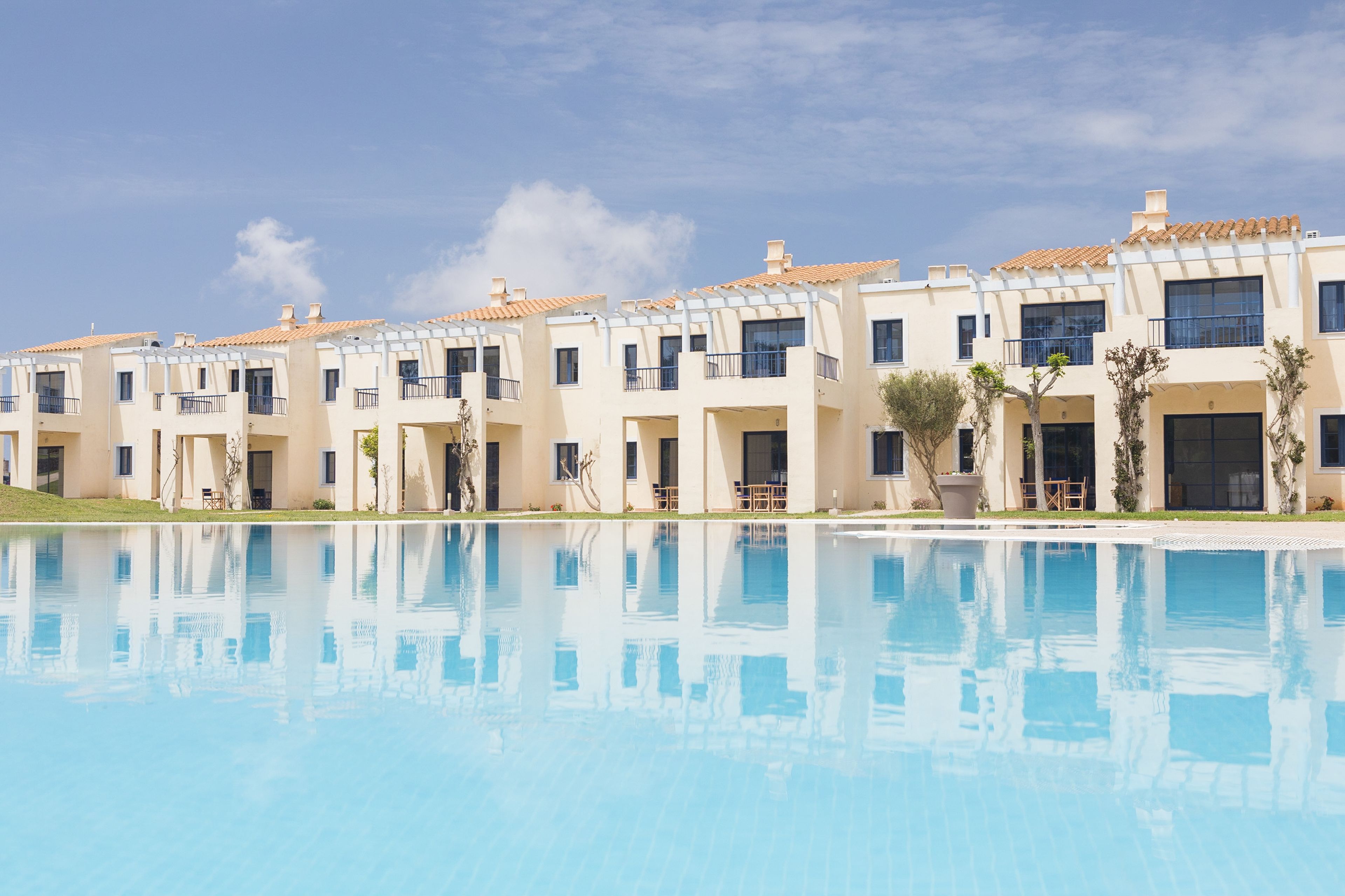 2 piscines extérieures, parasols de plage, chaises longues