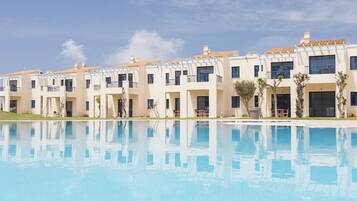 2 piscines extérieures, parasols de plage, chaises longues