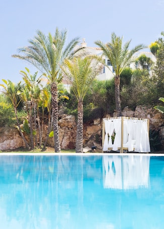 2 outdoor pools, pool umbrellas, sun loungers. Bimbolla Apartaments