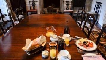 Petit-déjeuner (10 GBP par personne)